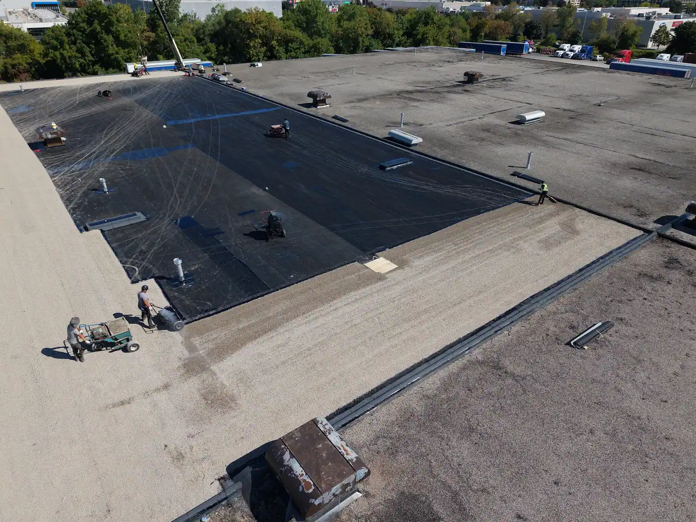 Finishing the flat roof with gravel surface and detailed edging after insulation reuse project